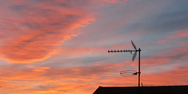 Antena de televisión terrestre