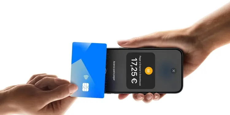 Una tarjeta sin contacto se acerca a un iPhone que muestra una pantalla de cobro