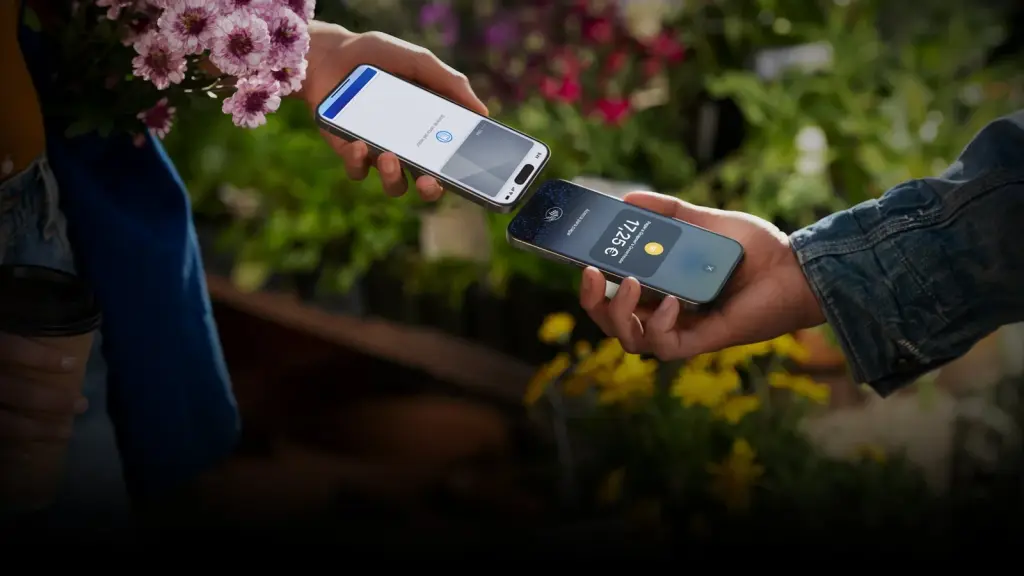 Dos iPhone se acercan para realizar un pago sin contacto