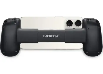 Un iPhone acoplado a un mando Backbone negro