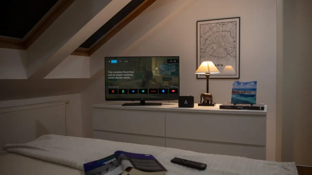 Televisor con la interfaz de ASTRA TV y su receptor en una habitación