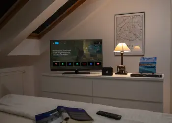 Televisor con la interfaz de ASTRA TV y su receptor en una habitación