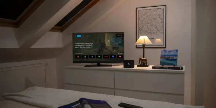 Televisor con la interfaz de ASTRA TV y su receptor en una habitación