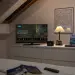 Televisor con la interfaz de ASTRA TV y su receptor en una habitación
