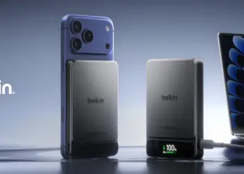 Dos baterías externas Belkin UltraCharge Pro, una acoplada magnéticamente a un teléfono y otra conectada a un portátil