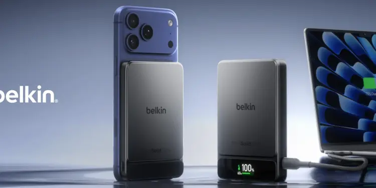 Dos baterías externas Belkin UltraCharge Pro, una acoplada magnéticamente a un teléfono y otra conectada a un portátil