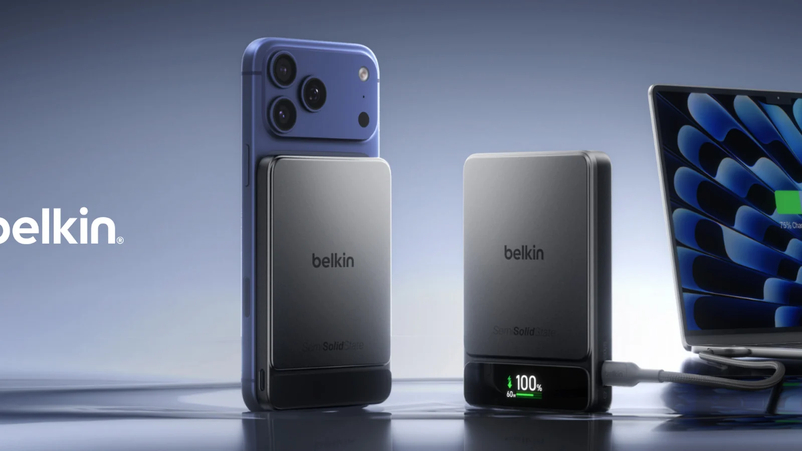 Dos baterías externas Belkin UltraCharge Pro, una acoplada magnéticamente a un teléfono y otra conectada a un portátil