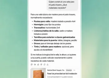 Una conversación de ChatGPT en español muestra un anuncio integrado y etiquetado