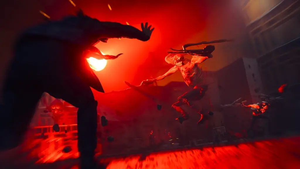 Escena de combate con una criatura suspendida en un entorno iluminado en rojo