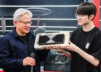 Jensen Huang sostiene un equipo NVIDIA RTX Spark junto a un integrante del equipo T1