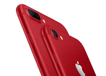 Dos iPhone 7 rojos vistos desde atrás, uno de ellos un iPhone 7 Plus