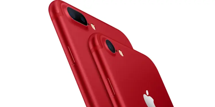 Dos iPhone 7 rojos vistos desde atrás, uno de ellos un iPhone 7 Plus