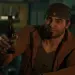 Captura de Gears of War: E-Day con un personaje sentado en un bar sosteniendo una botella