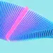 Ilustración abstracta de formas azules y rosas entrelazadas sobre fondo celeste
