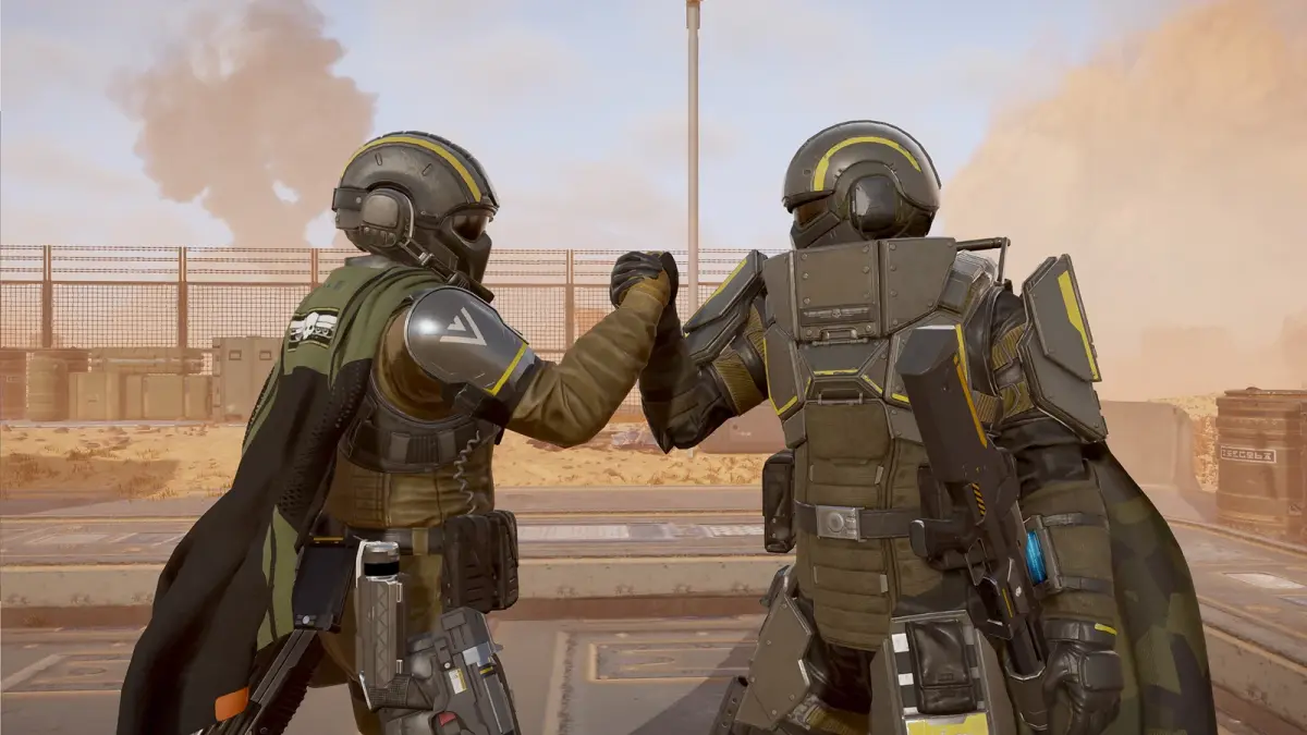 Dos Helldivers con las armaduras del Warbond Ironclad Democracy se saludan en un escenario desértico