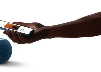 Un iPhone reproduce música junto a un HomePod mini azul