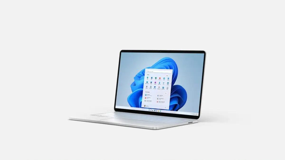 Un portátil mostrando el escritorio y el menú Inicio de Windows 11
