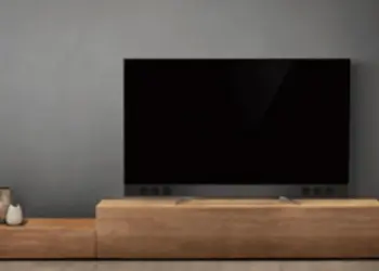 Televisor TCL de pantalla plana sobre un mueble