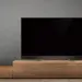 Televisor TCL de pantalla plana sobre un mueble