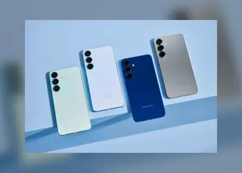 Cuatro teléfonos Samsung Galaxy vistos por la parte trasera en distintos colores