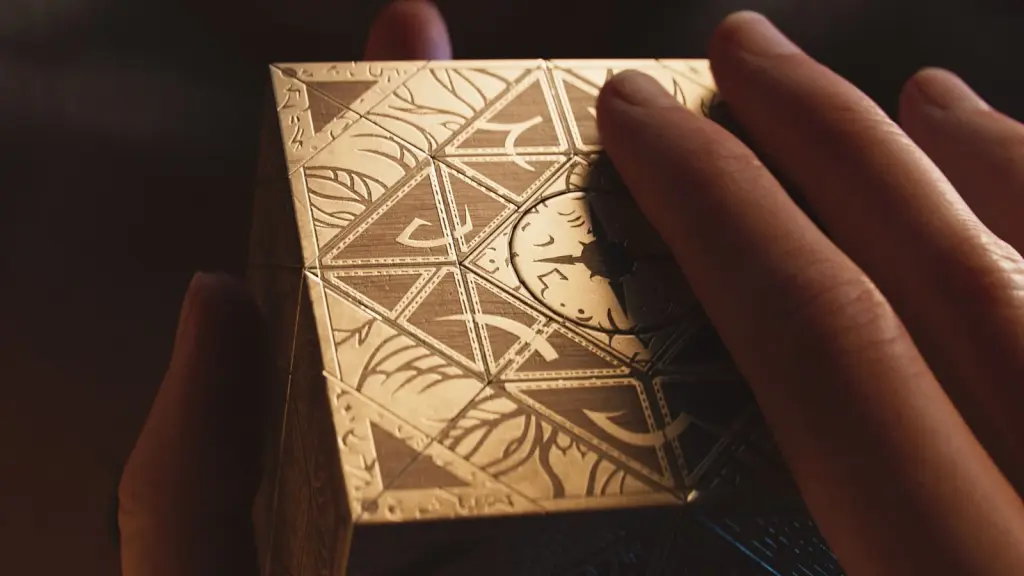 Manos sostienen la Genesis Configuration, la caja de puzles de Clive Barker’s Hellraiser: Revival