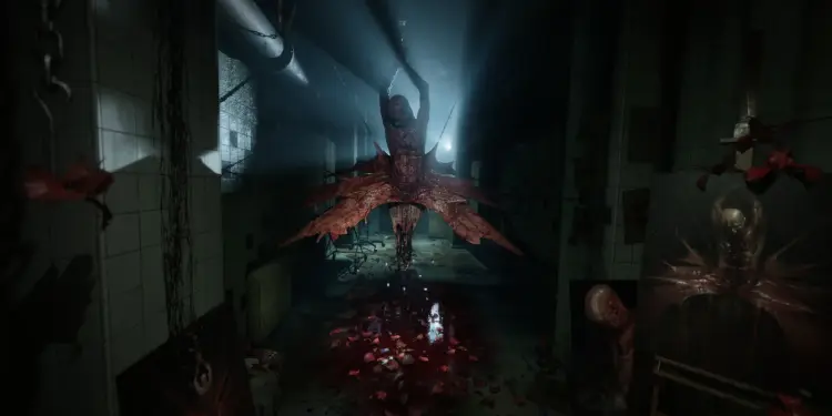 Escena del Laberinto con una criatura suspendida en un pasillo oscuro de Clive Barker’s Hellraiser: Revival