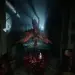 Escena del Laberinto con una criatura suspendida en un pasillo oscuro de Clive Barker’s Hellraiser: Revival