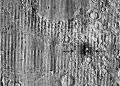 la superficie lunar que señala el cráter McGetchin y el material expulsado a su alrededor