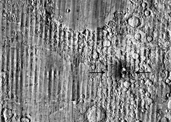 la superficie lunar que señala el cráter McGetchin y el material expulsado a su alrededor