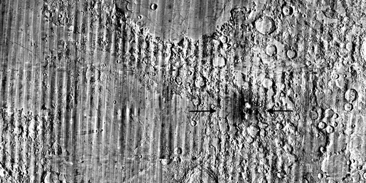 la superficie lunar que señala el cráter McGetchin y el material expulsado a su alrededor