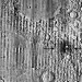la superficie lunar que señala el cráter McGetchin y el material expulsado a su alrededor