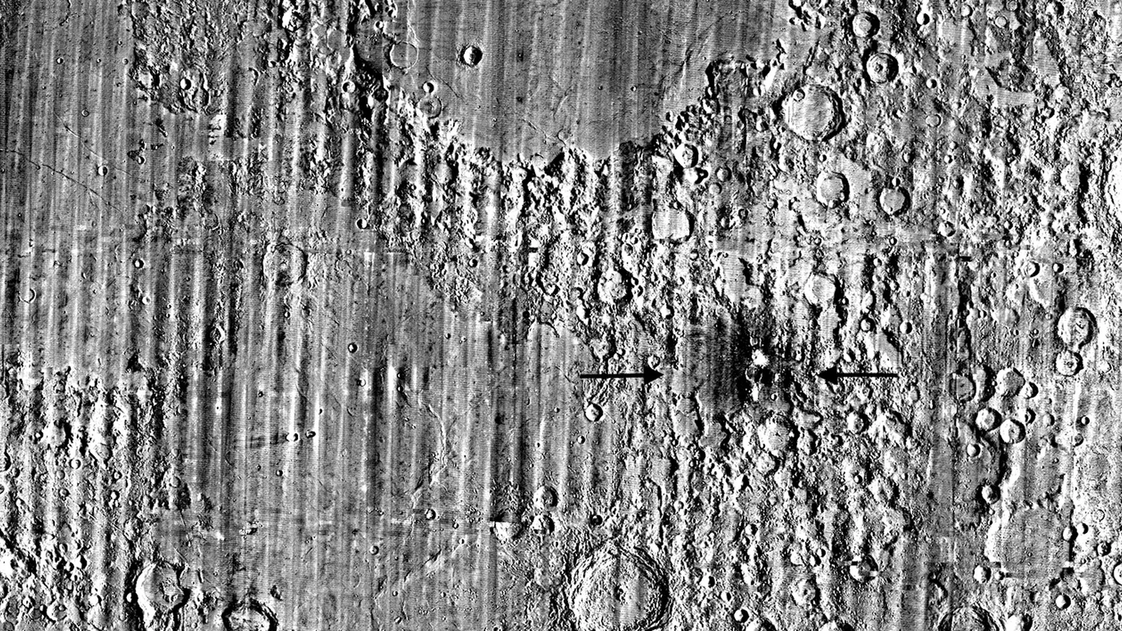 la superficie lunar que señala el cráter McGetchin y el material expulsado a su alrededor