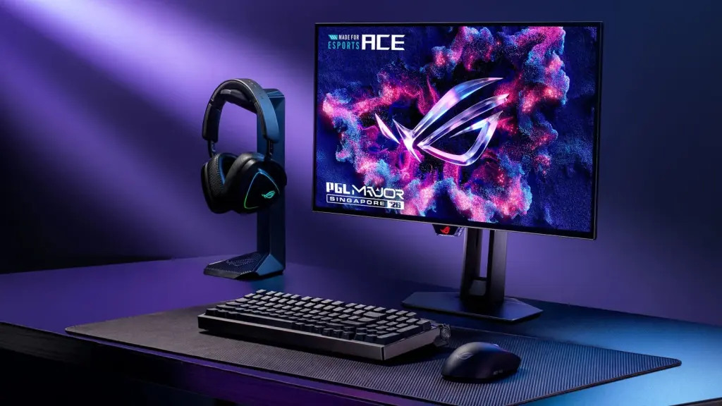 Monitor ROG Swift OLED en un escritorio con teclado, ratón y auriculares