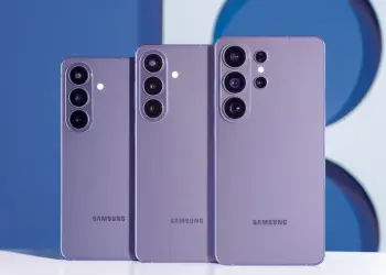 Tres smartphones Samsung Galaxy de color violeta vistos por la parte trasera