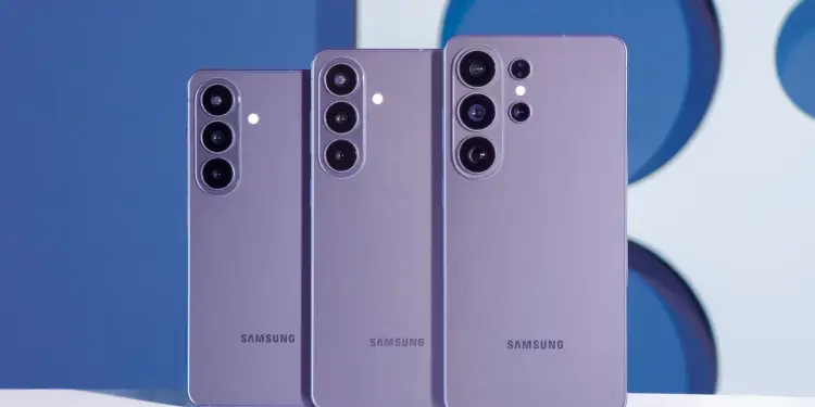 Tres smartphones Samsung Galaxy de color violeta vistos por la parte trasera