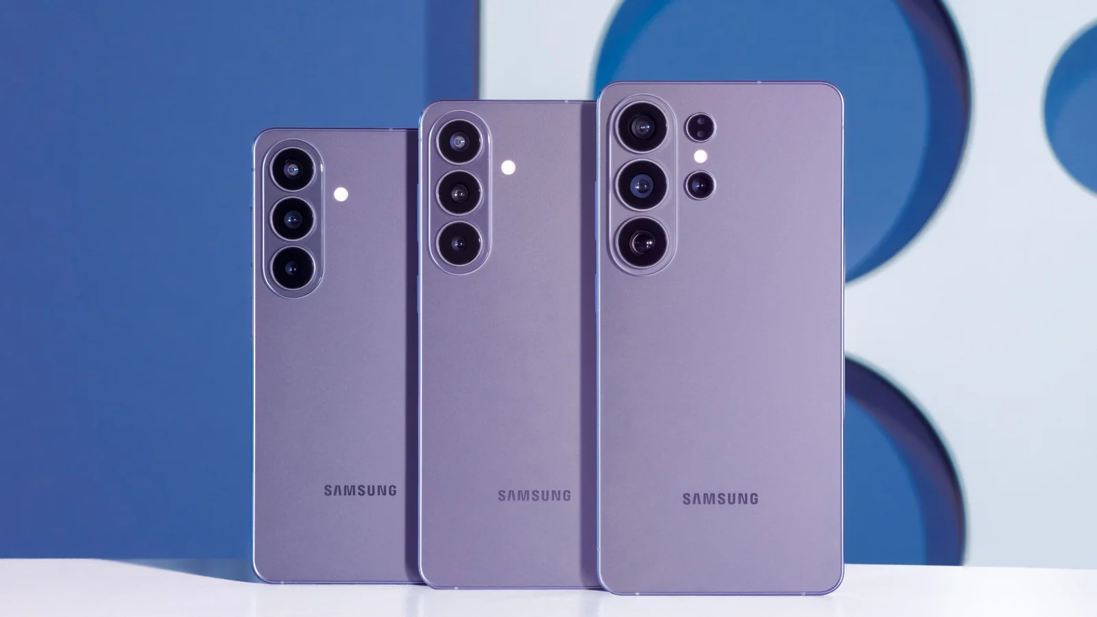 Tres smartphones Samsung Galaxy de color violeta vistos por la parte trasera