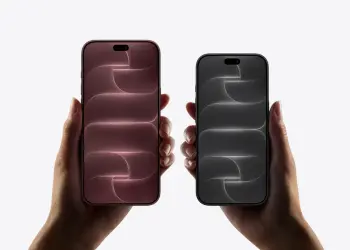 Dos iPhone 18 Pro sostenidos en la mano, en color burdeos y negro