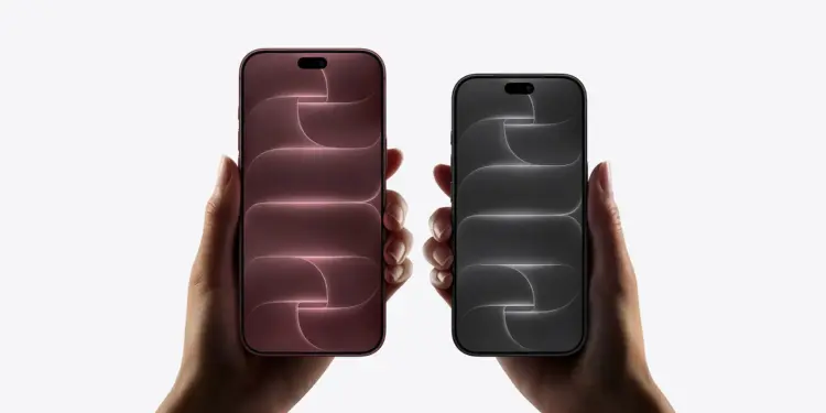 Dos iPhone 18 Pro sostenidos en la mano, en color burdeos y negro