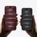 Dos iPhone 18 Pro sostenidos en la mano, en color burdeos y negro