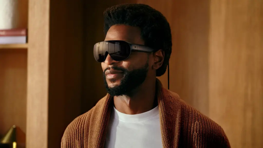 Una persona lleva puestas las Meta VR Glasses