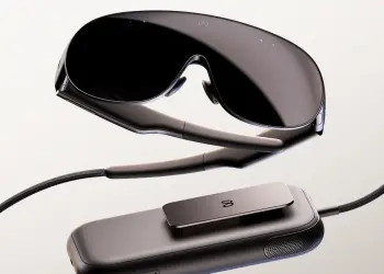 Las Meta VR Glasses junto al módulo externo conectado por cable