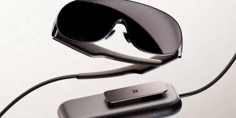 Las Meta VR Glasses junto al módulo externo conectado por cable