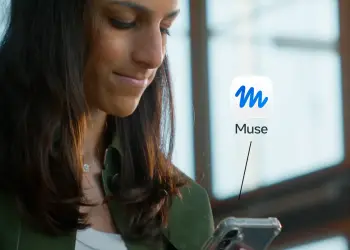 Una mujer usa un móvil junto al icono y nombre de Muse