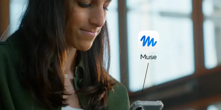 Una mujer usa un móvil junto al icono y nombre de Muse