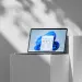 Portátil mostrando el escritorio y el menú Inicio de Windows 11