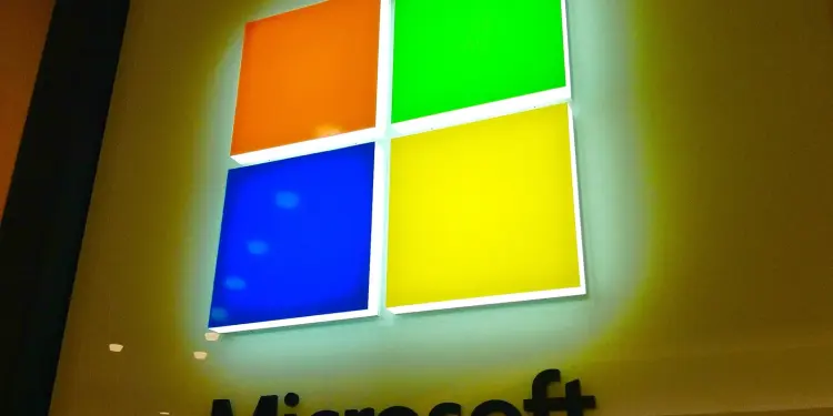 Logotipo iluminado de Microsoft con sus cuatro paneles de colores