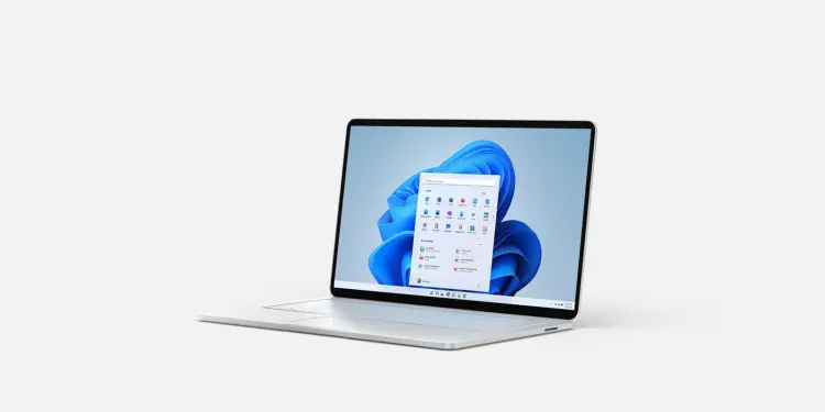Portátil mostrando el escritorio y el menú Inicio de Windows 11