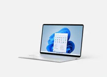 Un portátil muestra el escritorio y el menú Inicio de Windows 11
