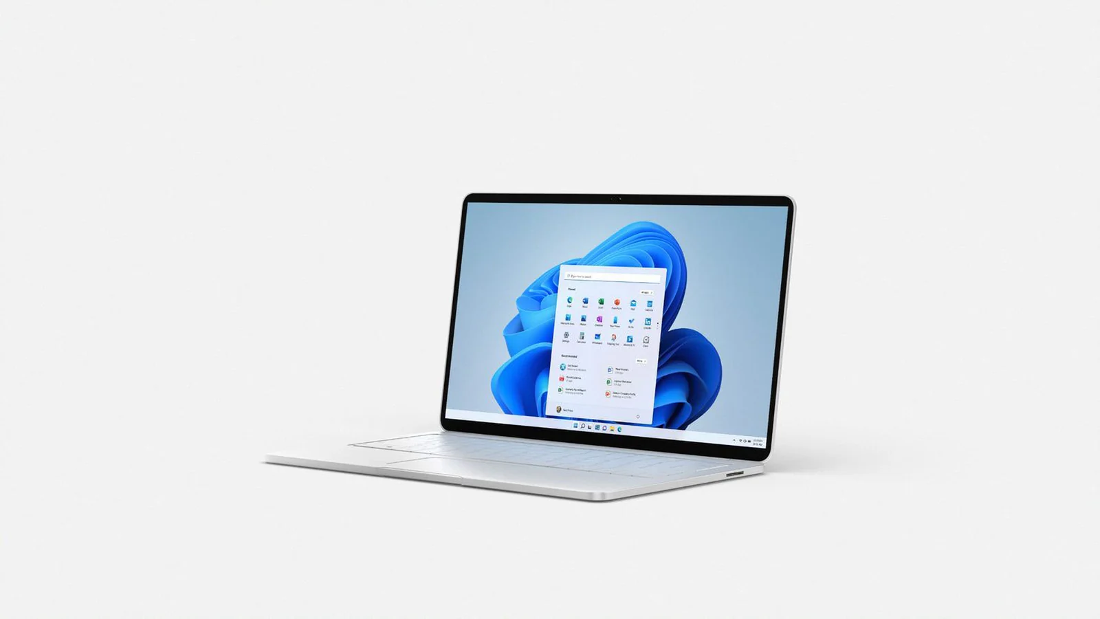 Un portátil muestra el escritorio y el menú Inicio de Windows 11