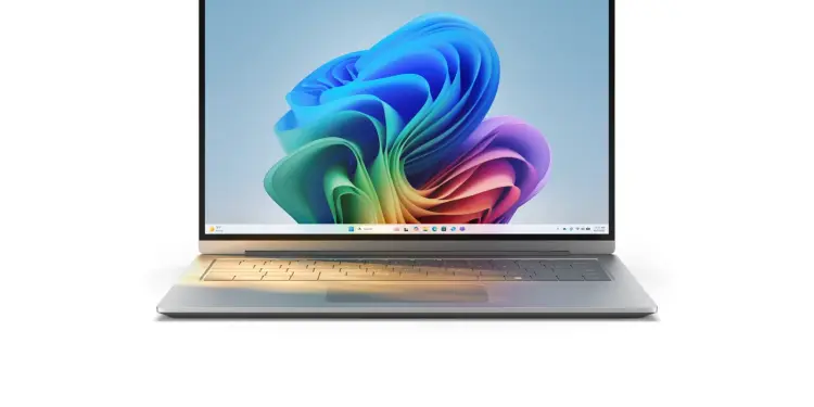 Un portátil muestra el escritorio de Windows 11